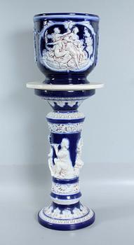 URNA PÅ PIEDESTAL, flintgods. 1900-tal.