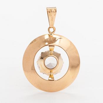 An 18K gold pendant with a synthetic spinelle. Salovaara kultasepät, Kaarina.