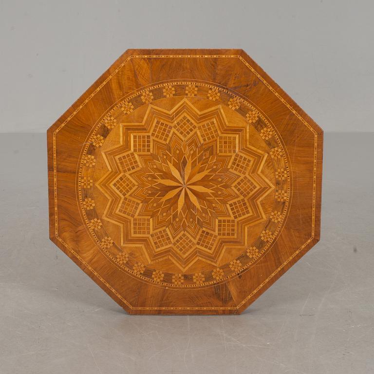 BORD, oktagonal form, Italien, 1800-talets slut.
