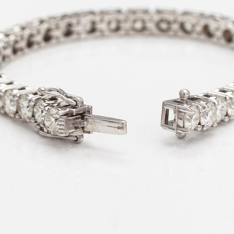 A 14K white gold tennis bracelet with diamonds ca. 13.70 ct in total. With certificate.