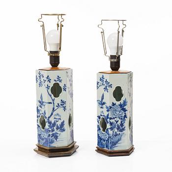 Bordslampor/lyktor, ett par, porslin. Sen Qingdynasti.