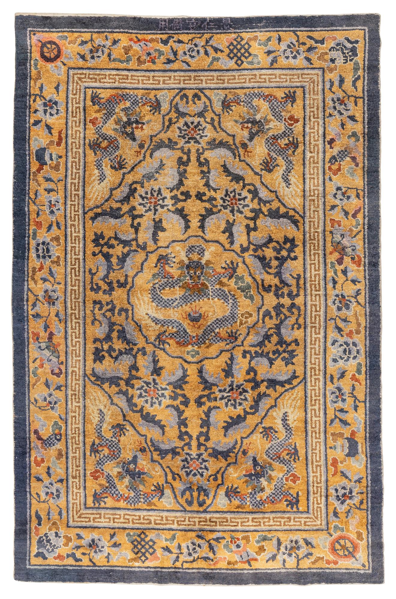 Palatsmatta, antik silke, Qingdynastin, omkring 1880. Mått ca 238 x 154,5 cm.