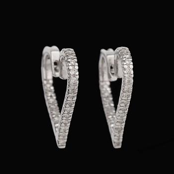 83. A pair of brilliant cut diamond earrings, tot. app. 0.50 ct.