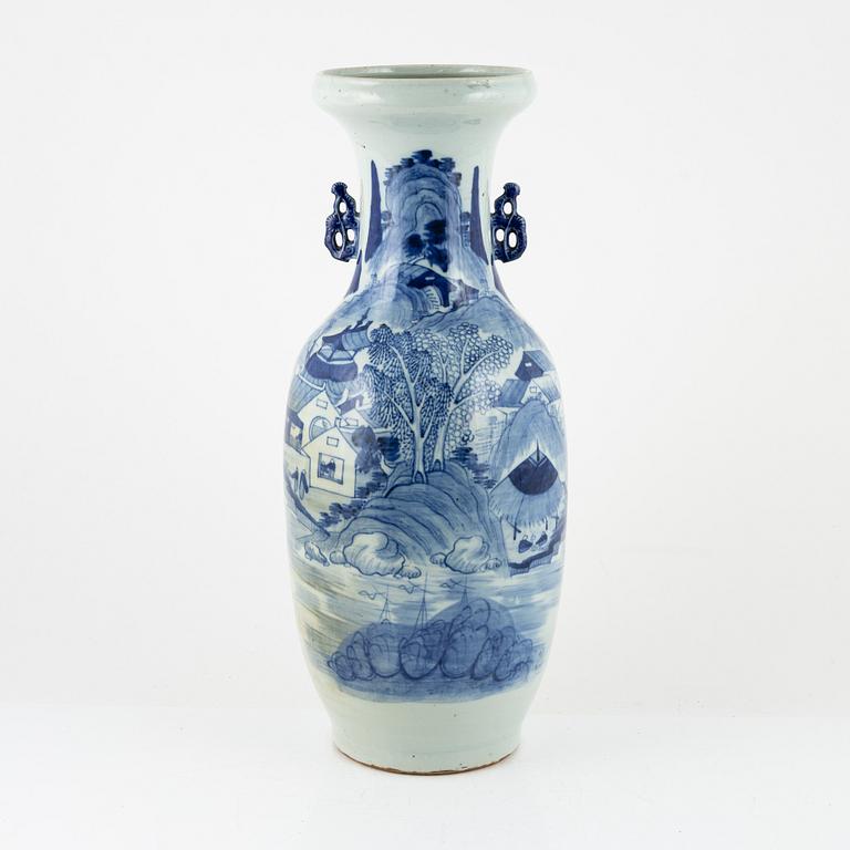 Golvvas, porslin, Kina, Qing dynastin, sent 1800-tal.