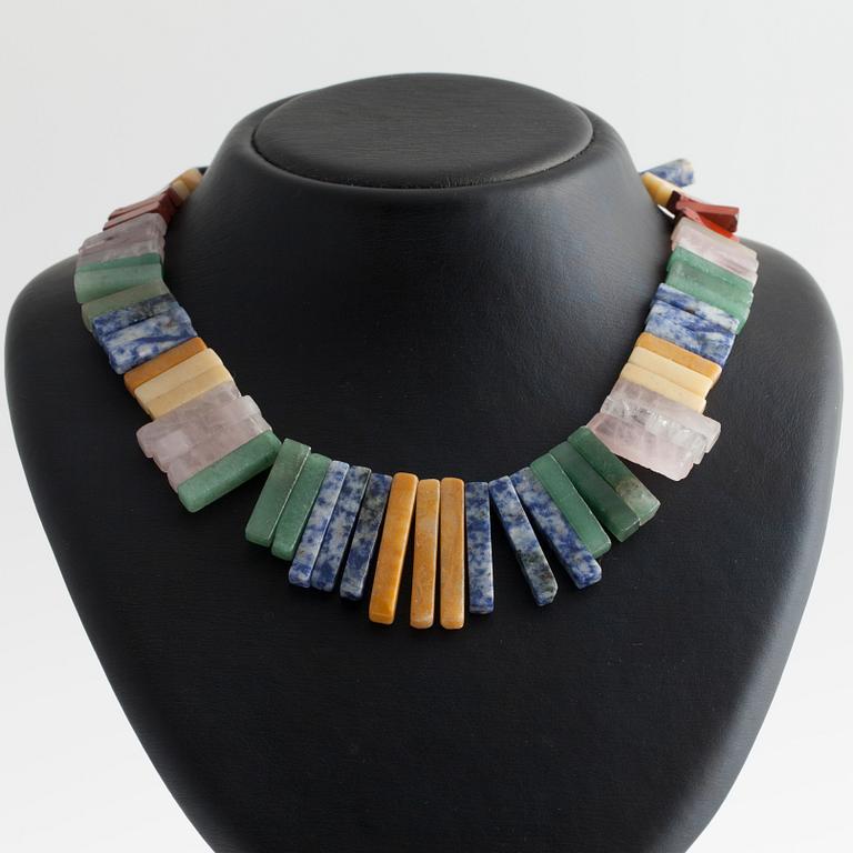 HALSBAND, olika färgade halvädelstenar, nyproduktion.