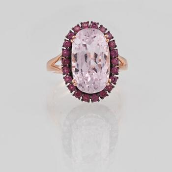 RING, 18K guld med ovalslipad kunzit ca 12.40 ct samt fasettslipade rosa safirer ca 1.15 ct. Vikt 7,2 gram.
