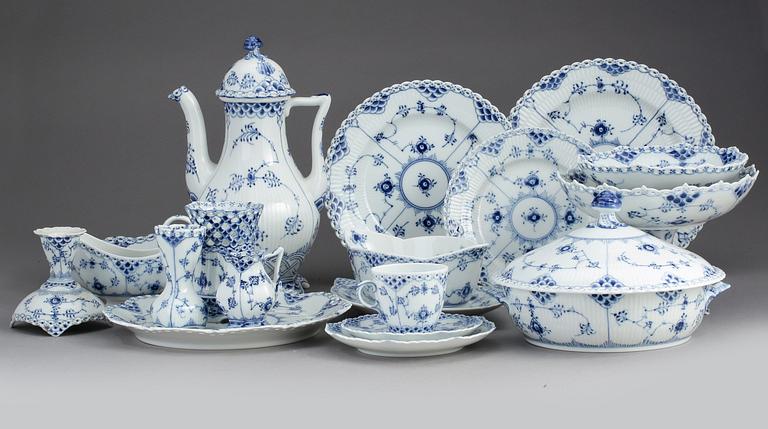 SERVISDELAR, porslin, 66 delar, "Musselmalet", Royal Copenhagen.