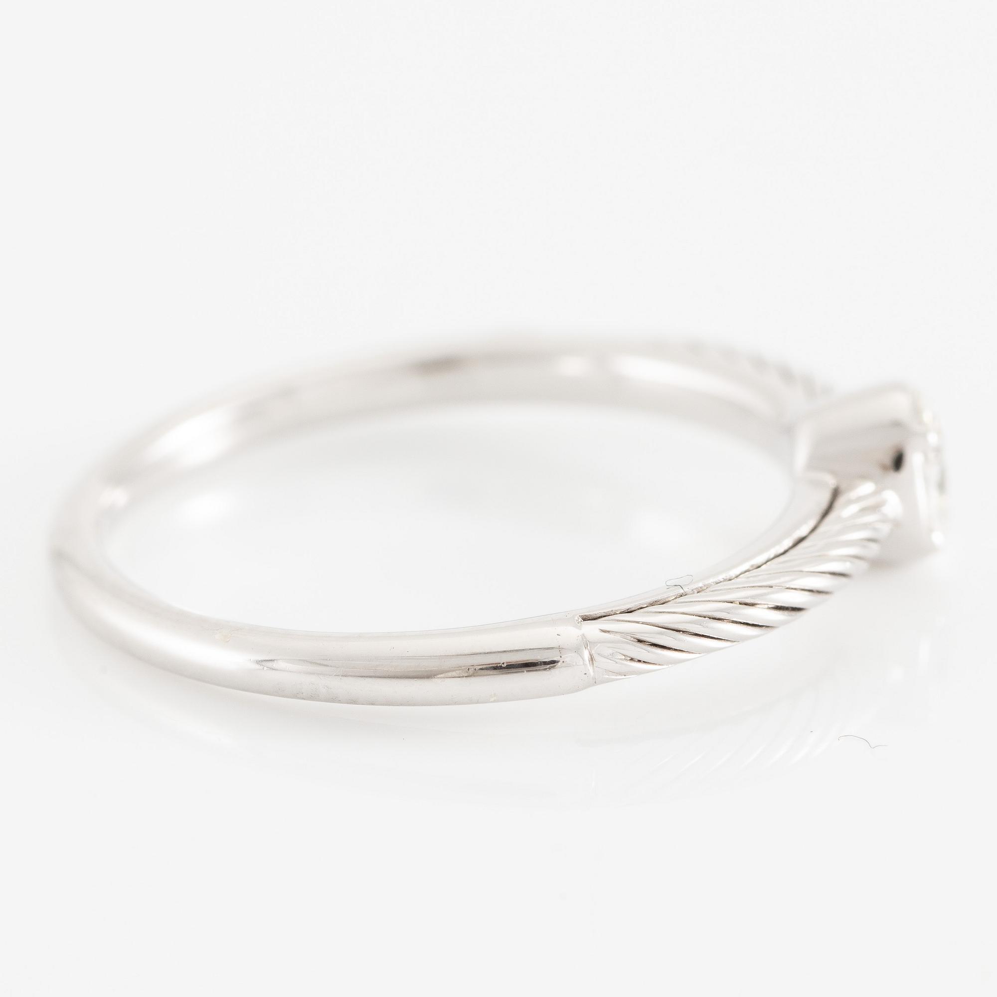 Ring 18K white gold with an oval-cut diamond.