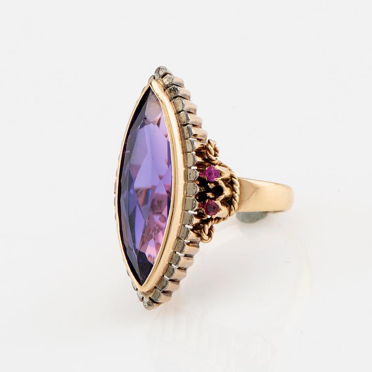 Ring in 18K rose gold with purple and pink synthetic sapphires.