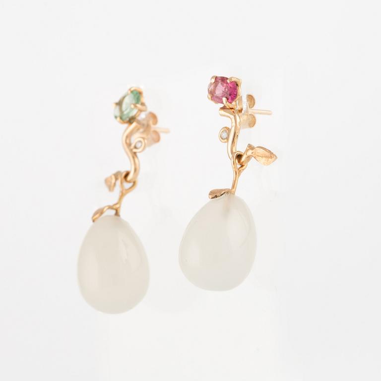 Earrings with agate, tourmalines, and brilliant-cut diamonds.