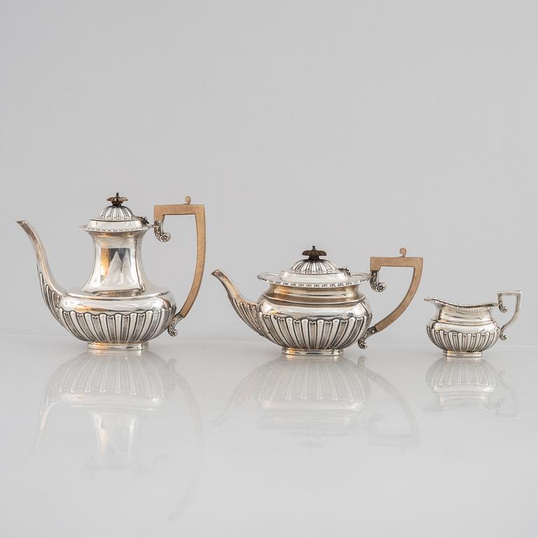 An English silver coffee pot, tea pot and cream jug, mark of Charles Boyton & Son Ltd, London 1917.