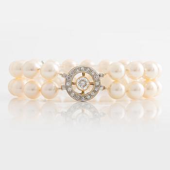 A cultured pearl bracelet.