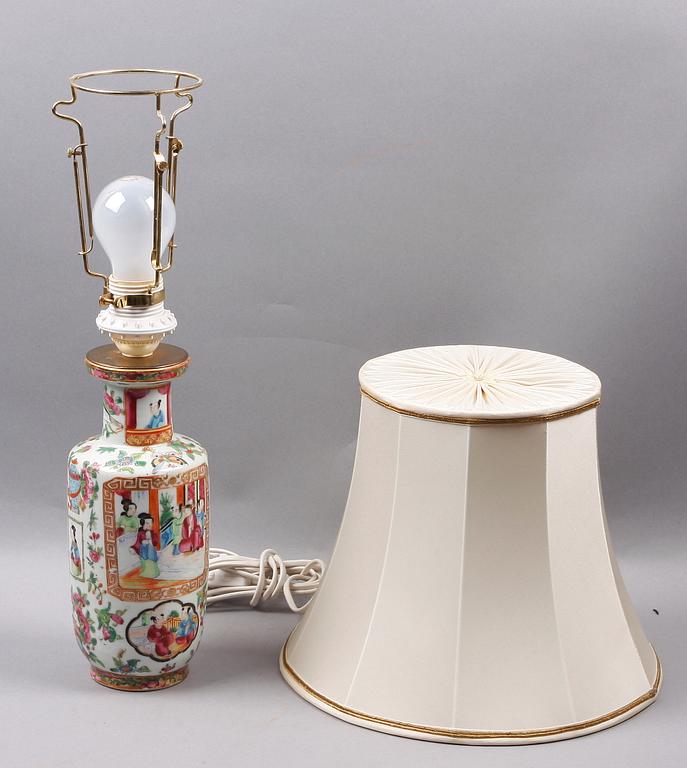 BORDSLAMPA, porslin, Kina. 1900-tal.