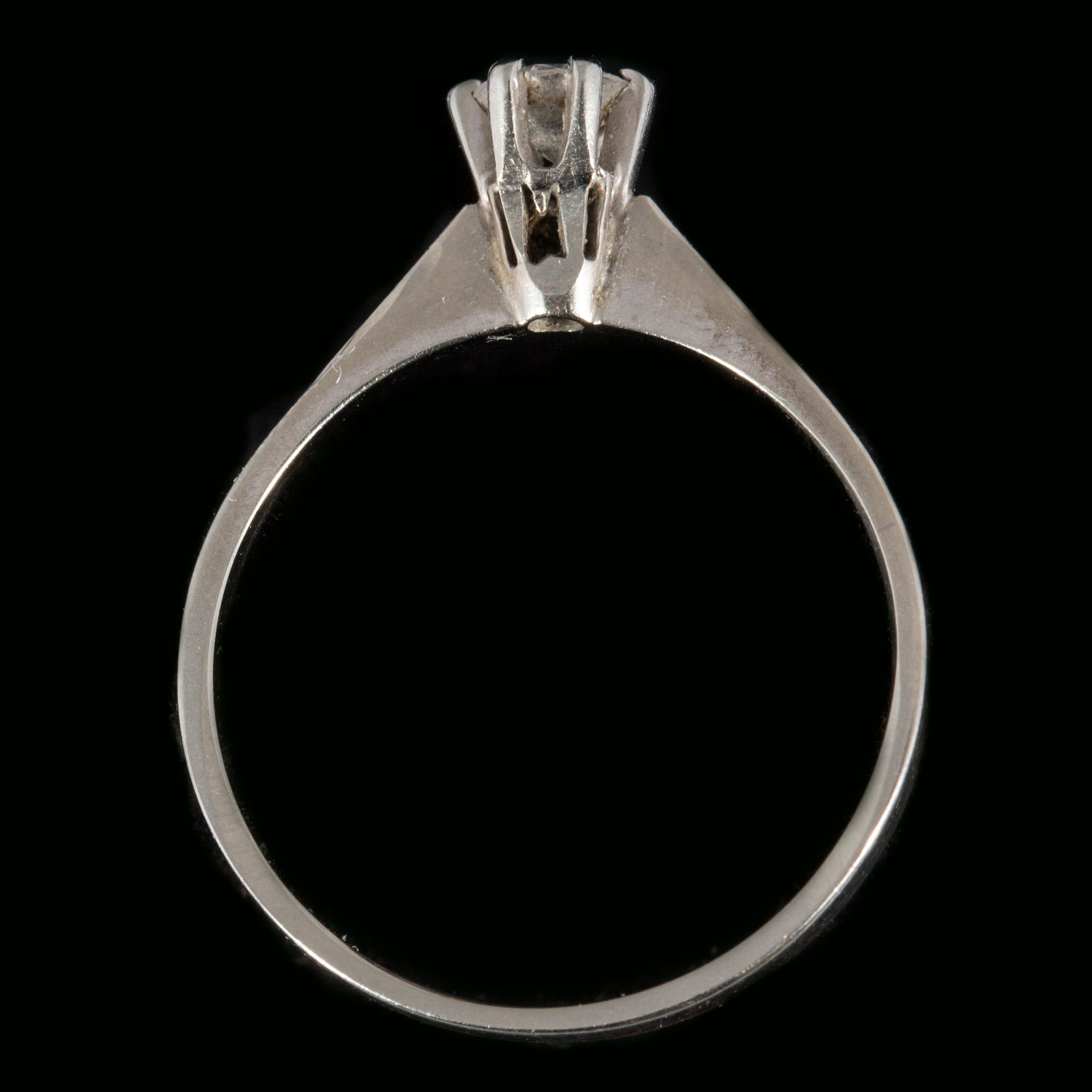RING, 18 k vitguld med briljantslipad diamant, ca 0.28 ct. Vikt ca 2 g.