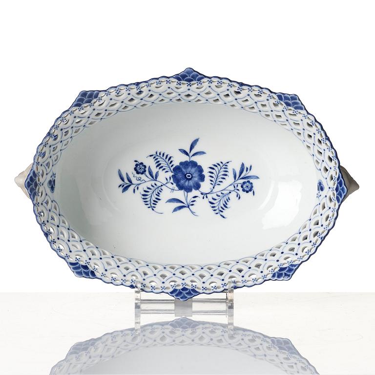 A Royal Copenhagen 'Muselmalet' / 'blue fluted full lace' jardiniere, Denmark, 1898-1923.