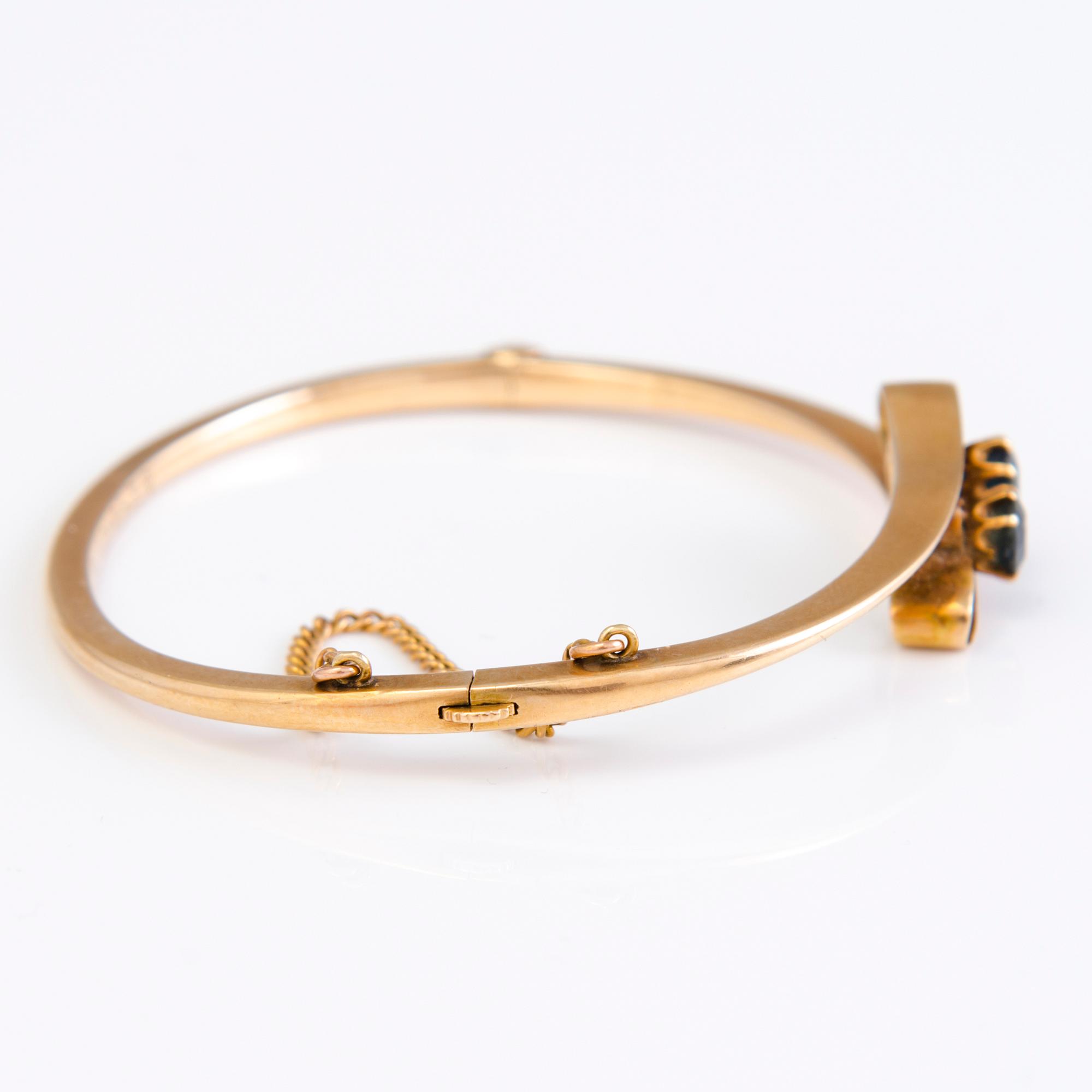 ARMRING, 14K guld med två safirer, stämplad på kyrilliska Bok, S:t Petersburg, sent 1800-tal.