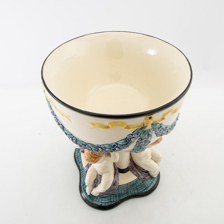 Wilhelm Süss jardinière/Bowl on foot for Karlsruhe State Majolica Manufactory AG, first half of the 20th century.