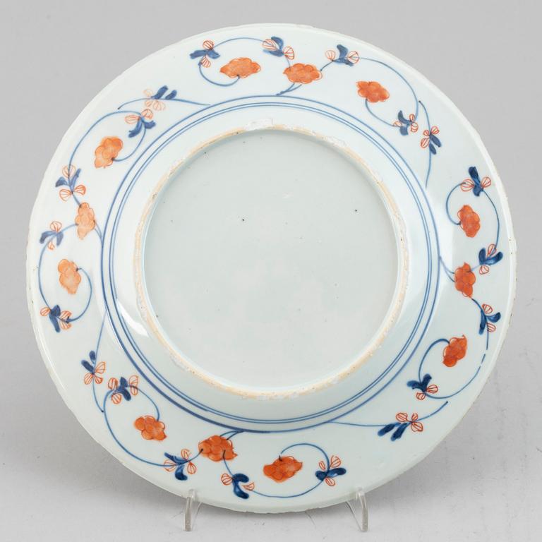 Five blue and white and imari export porcelain plates, Qing dynasty, Qianlong (1736-95).