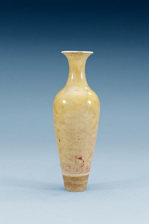 A 'Peachbloom' glazed amphora vase, Qing dynasty (1644-1912) with Kangxi´s six character mark.