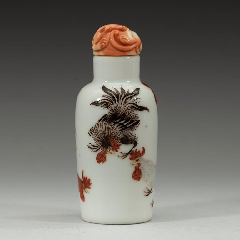 A porcelain snuff bottle, Qing dynasty, Guangxu six-character red mark and of the period (1875-1908).