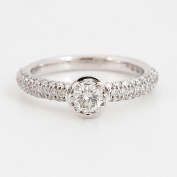 Round brilliant-cut diamond ring.