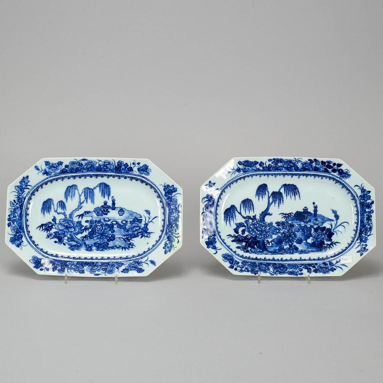 A pair of blue and white serving dishes, Qing dynasty, Qianlong (1736-95).