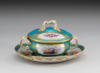 EQUELLE med LOCK och FAT, mjukt porslin. Frankrike, "Sèvres", 1800-tal.