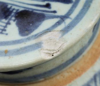 STEKFAT samt BOJANER, 2 st, porslin, Kina, 1800-tal.