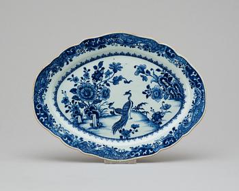 223. A blue and white serving dish, Qing dynasty, Qianlong (1736-95).
