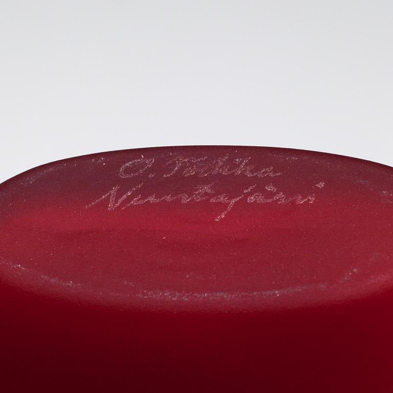 FLASKOR, 2 st, glas, "Smultronstället", signerade O. Toikka Nuutajärvi. 1980-tal.