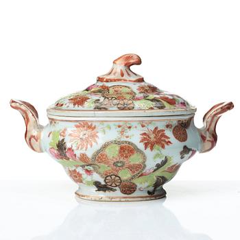 SMÖRTERRIN med LOCK, kompaniporslin. Qingdynastin, Qianlong (1736-95).