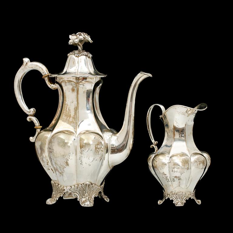KAFFEKANNA OCH MJÖLKKANNA, silver, A G Dufva, Stockholm 1918. C:a 940 g.