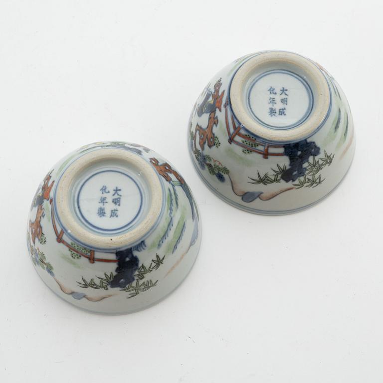 Tekanna med lock och koppar, 2 st, porslin, Kina, 1800-tal resp 1900-tal.