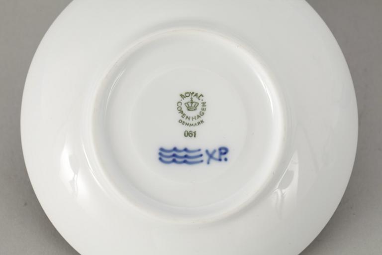 MAT- KAFFE- SAMT TESERVISDELAR, 84 delar, porslin, "Blå blomst", Royal Copenhagen, 1900-tal.