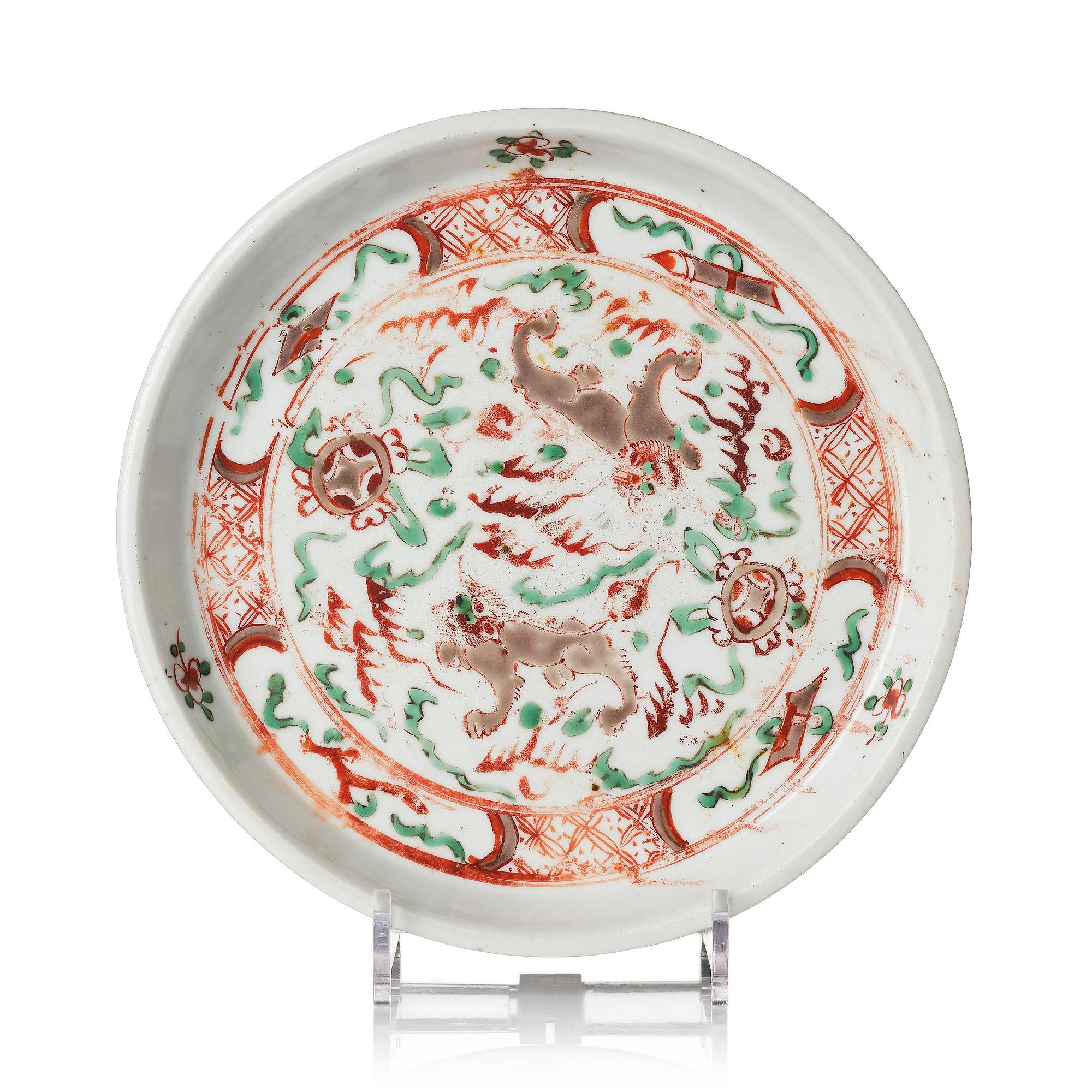 A wucai 'lion' tray, late Ming dynasty, Tianqi/Chongzhen.