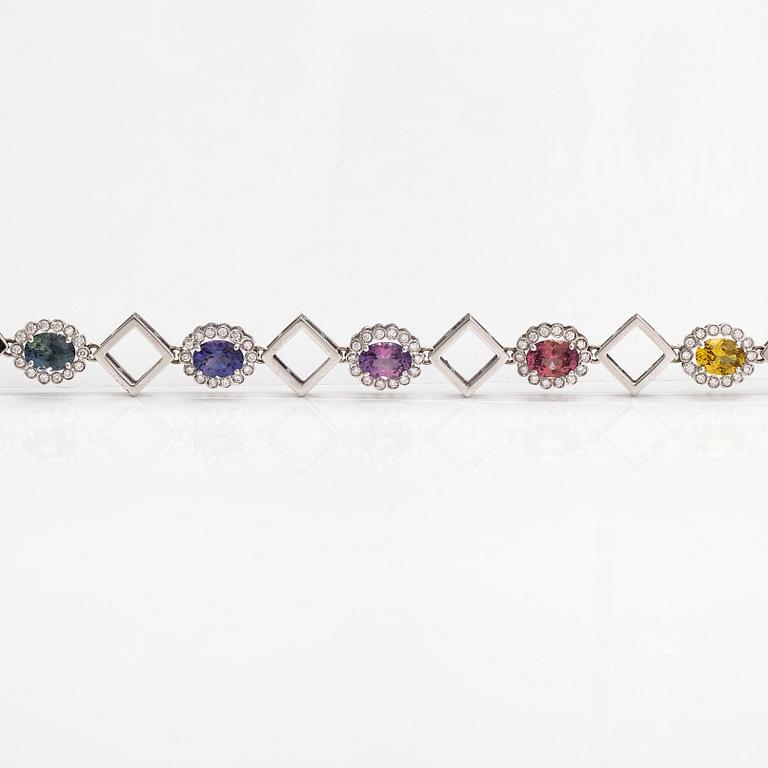 An 18K white gold bracelet with sapphires and diamonds ca. 1.00 ct in total. Italy.