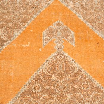 MATTO, an antique Tabriz, ca 338,5 x 210,5-222,5 cm.