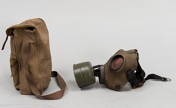 RYGGSÄCKAR, 3 ST, SAMT GASMASK, militär, 1900-talets mitt.
