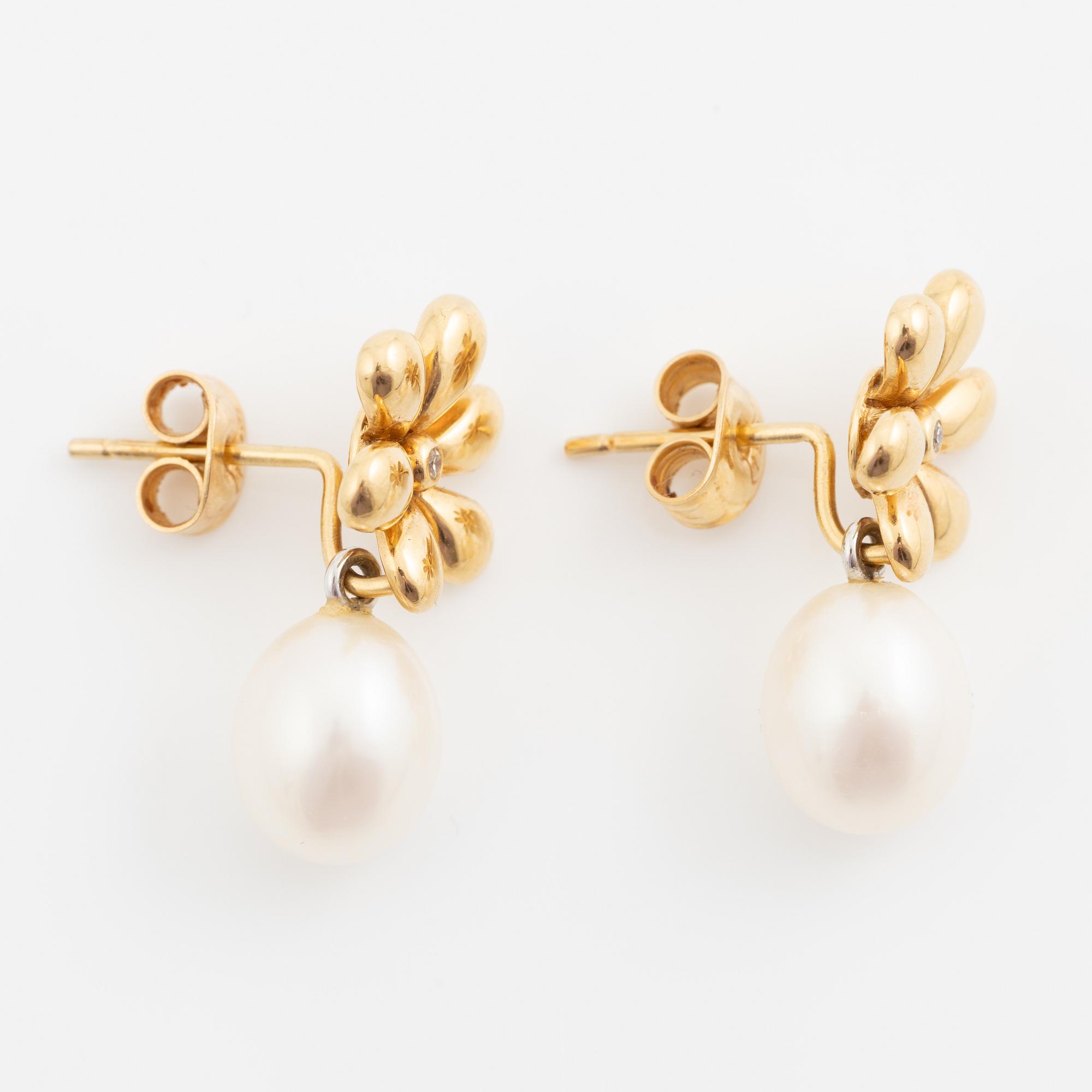 Ole Lynggaard, a pair of earrings in 18K gold set with round brilliant-cut diamonds.