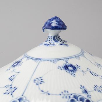 A porcelain "Musselmalet" terrine by Royal Copenhagen from the second half of the 20th century.