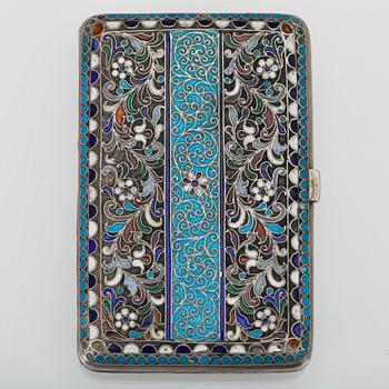 CIGARRETTETUI, 84 silver, cellemalj. Kontrollmästare Ivan Lebedkin Moskva Ryssland 1899. Vikt 149,7 g.