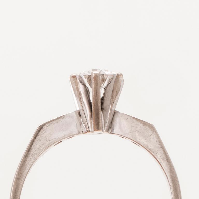 An 18K white gold ring set with round brilliant cut diamonds by Lundberg Guldatelje Amie Stockholm 1977.
