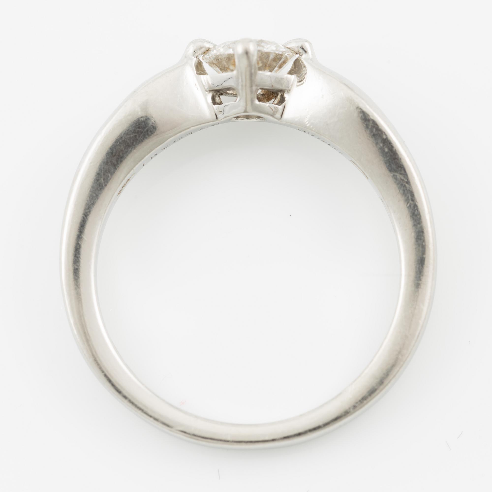 Bulgari, ring, platinum with brilliant-cut diamond.