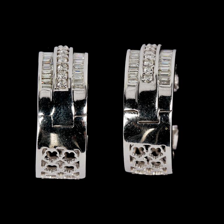 EARRINGS, brilliant and baguette cut diamonds, tot. app. 2 cts.