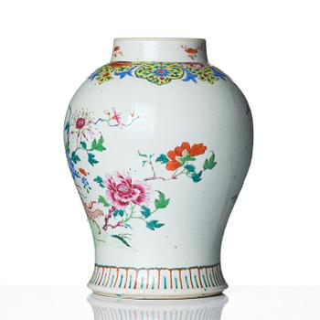 Urna, porslin. Qingdynastin, 1700-tal.