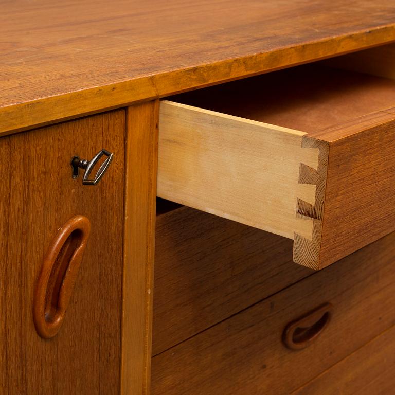 A 1950/60s teak veneered sideboard.