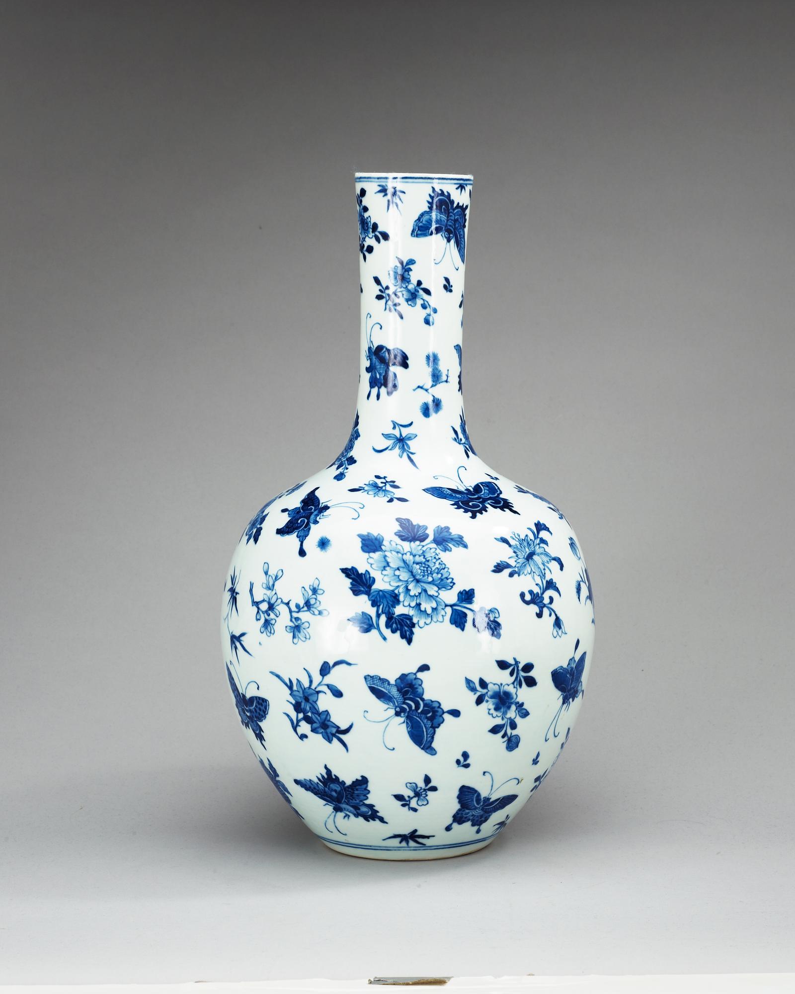 VAS, porslin. Qing dynastin, 1800-tal.