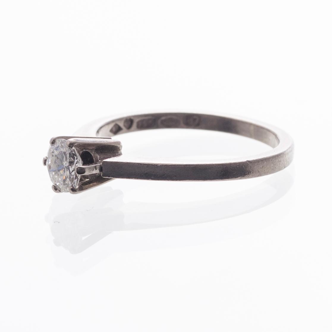 RING, 18K vitguld, briljantslipad diamant. A. Tillander 1973. Vikt ca 3,3 g.