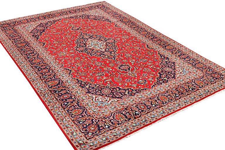 A Kashan carpet, a. 360 x 245 cm.