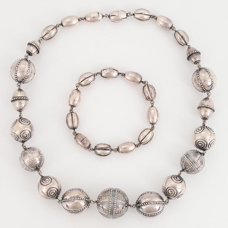 COLLIER, ARMBAND/TILLÄGGSLÄNK, 2 st, "Halikon Kääty", silver. Kalevala Koru 1972-83.